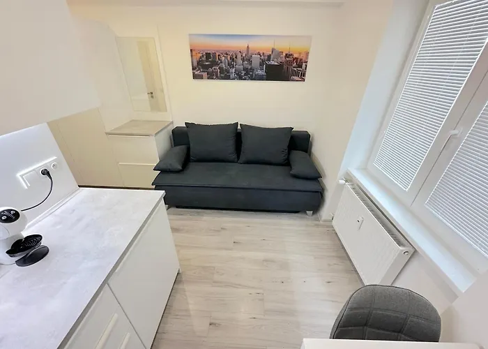 Krasny - Garzonka V Novom Meste * براتسيلافا